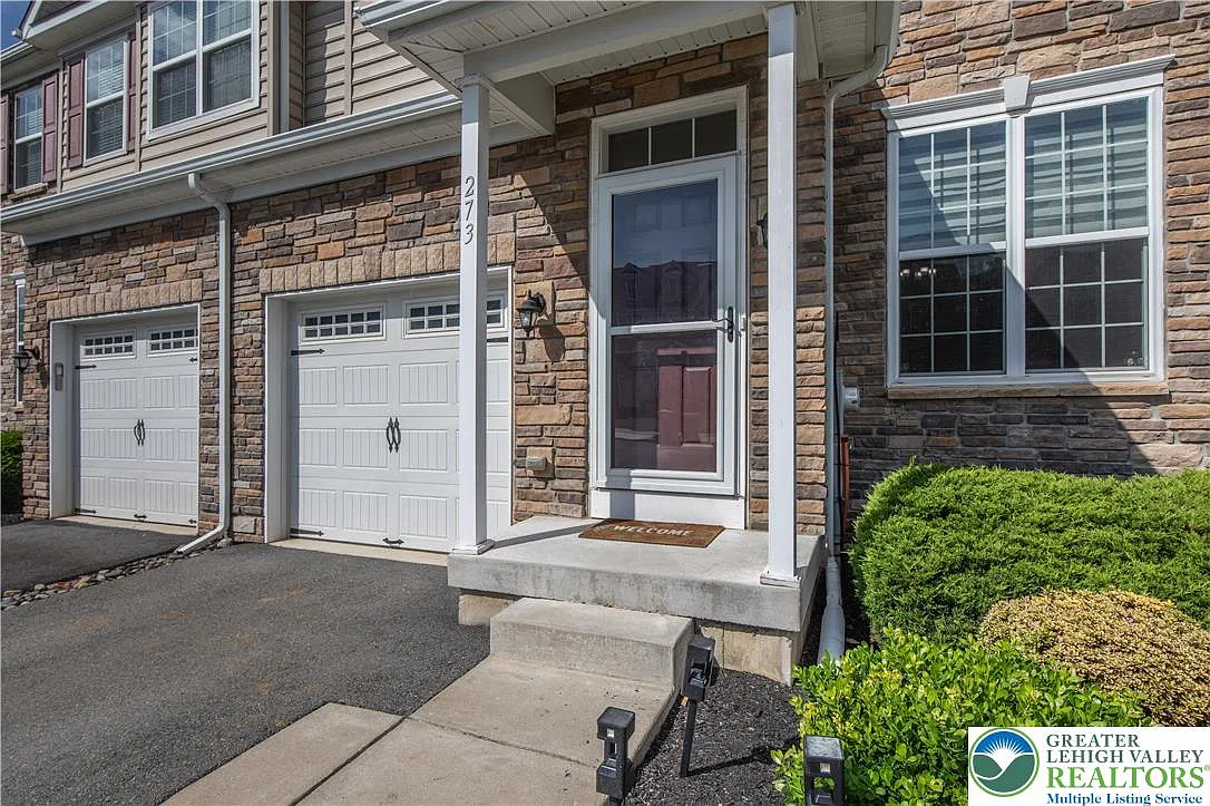3 bed, 2.5 bath, 2590 sqft, $2,700 — Photo 3
