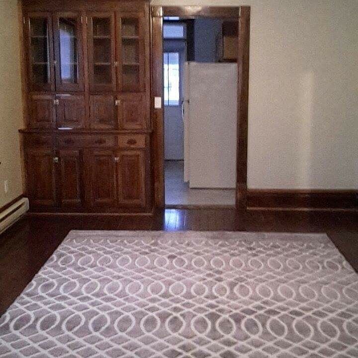Diningroom with new carpet
