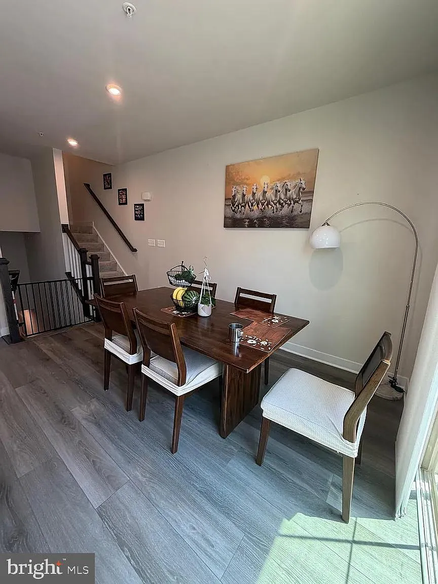 3 bed, 2.5 bath, 2132 sqft, $3,000 — Photo 3