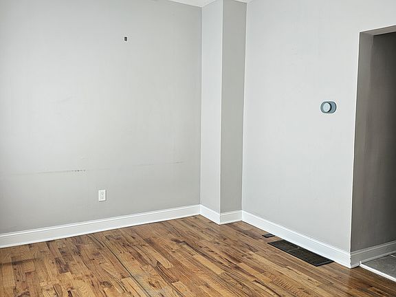 3rd image of 1633 N Artesian Ave #1R