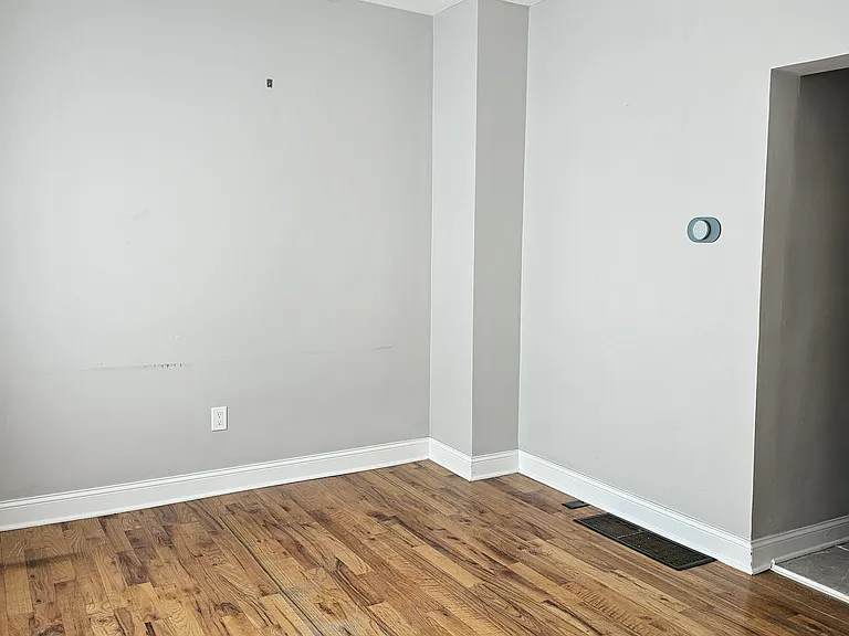1633 N Artesian Ave #1R — Photo 3