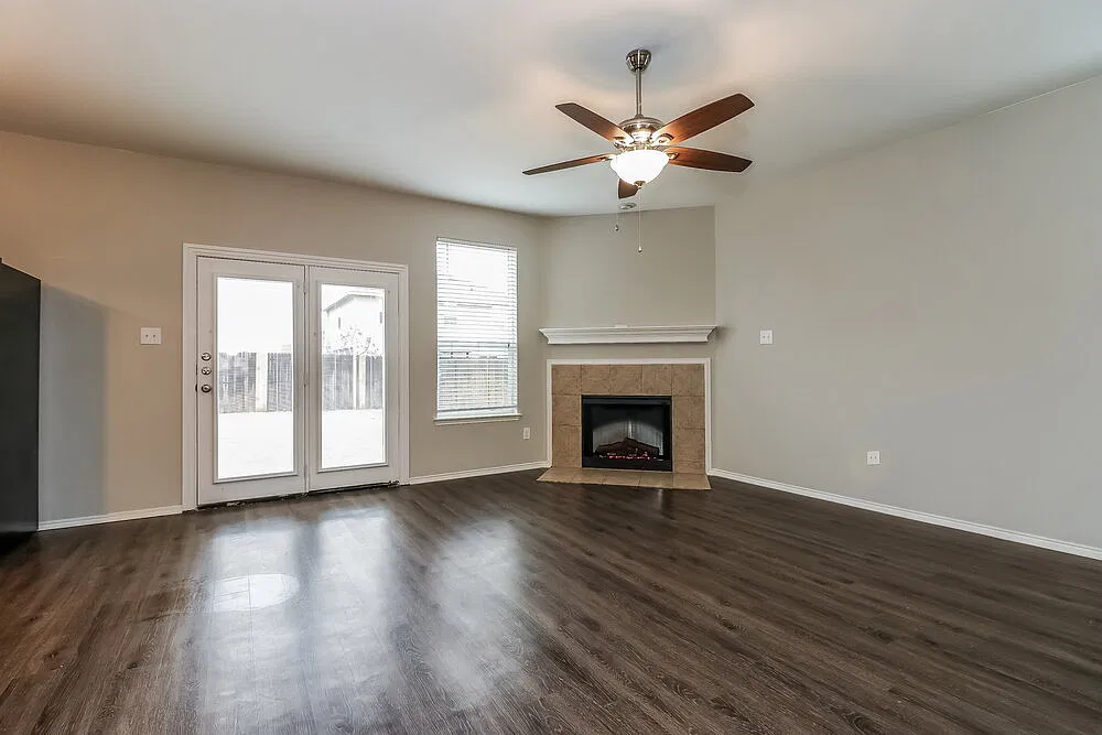 4 bed, 2.5 bath, 2261 sqft, $2,555 — Photo 2