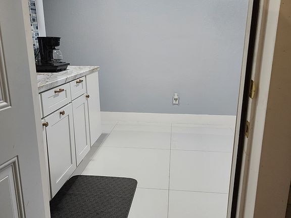 5th image of 7915 Croton Ave #1