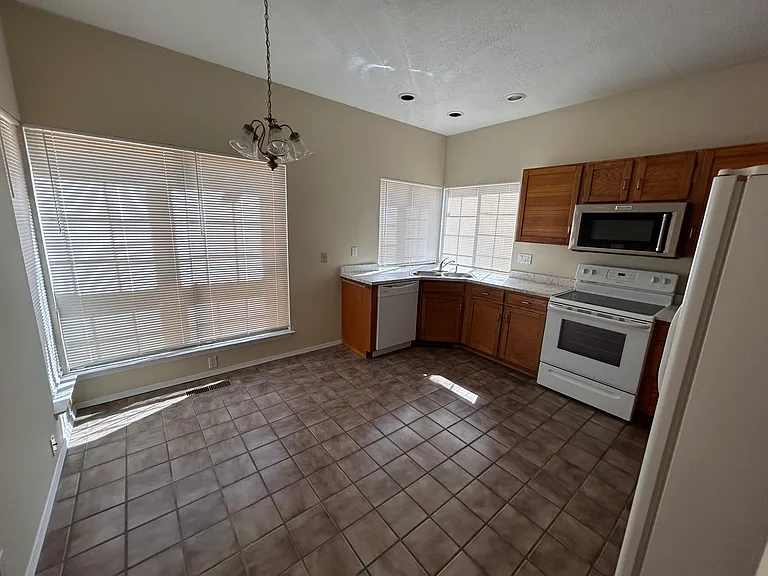 7921 Woodleaf Dr NE — Photo 3