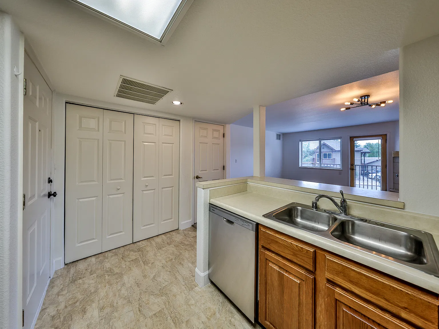 2 bed, 1051 sqft, $1,950 — Photo 3