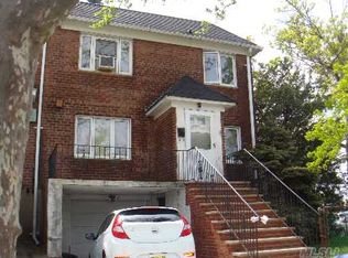 14402 Gravett Rd, Flushing, NY 11367