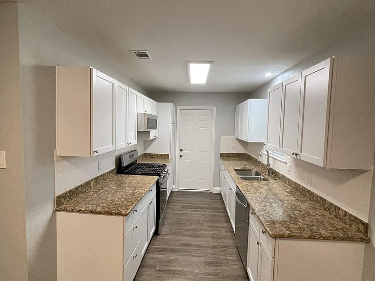 309 NE Murphy Rd — Photo 11