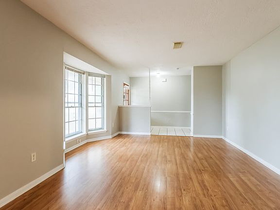 4th image of 200 Montrose Cir