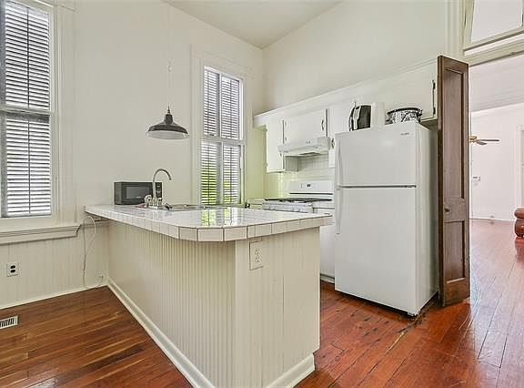 5th image of 4935 Constance St