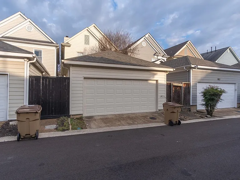 525 Rienzi Dr — Photo 10