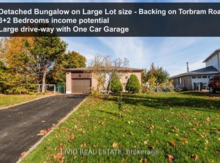 12 Finsbury Dr, Brampton, ON L6T 3P9