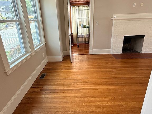 4th image of 72 Tyndale St