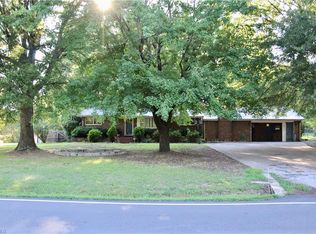 909 Friendly Rd, Eden, NC 27288