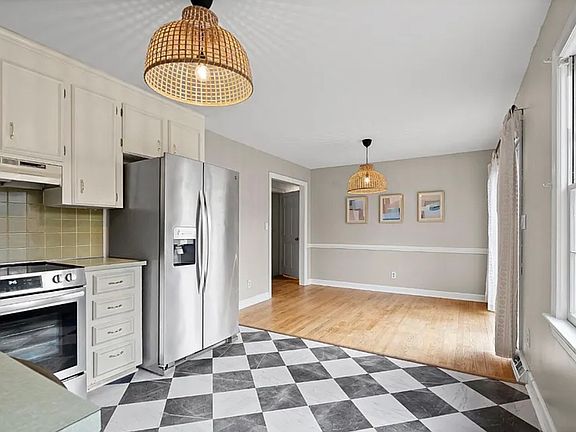 3rd image of 127 Temple Cir