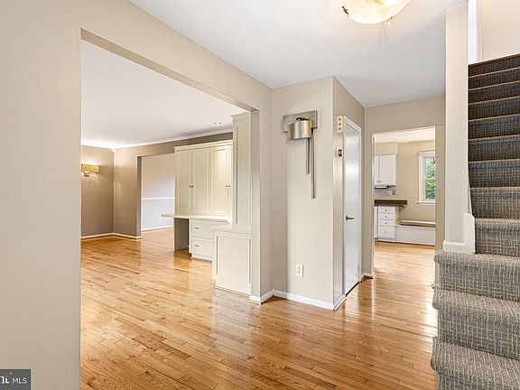 3rd image of 260 Village Ct