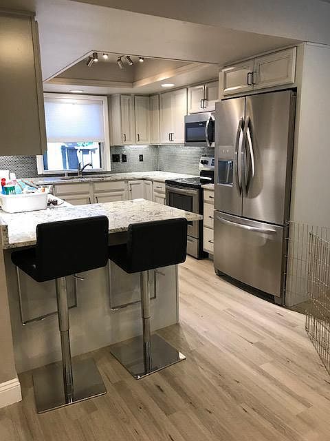 KITCHEN WITH EATING BAR ALL HIGH END STAINLESS APPLIANCES COMPLETE WITH STOOPS (Adjustable height)