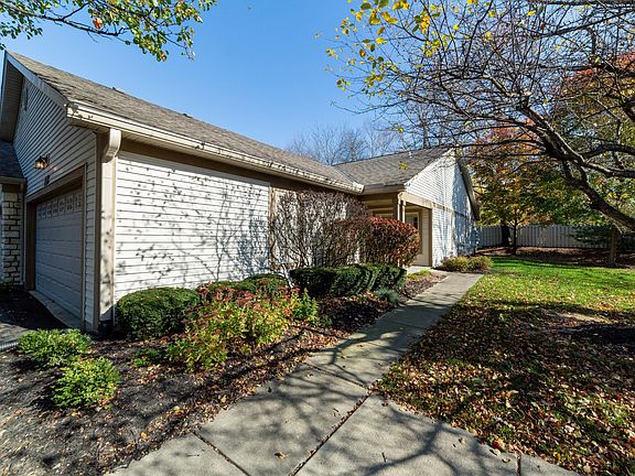 2nd image of 376 Crescent Ct