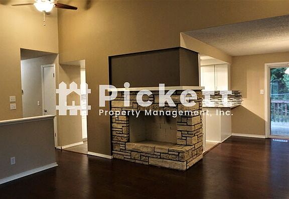 3rd image of 33 NE Conifer Dr