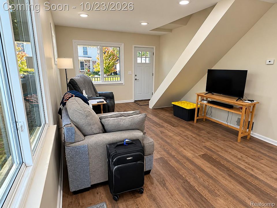 23076 Hoover Ave, photo 6