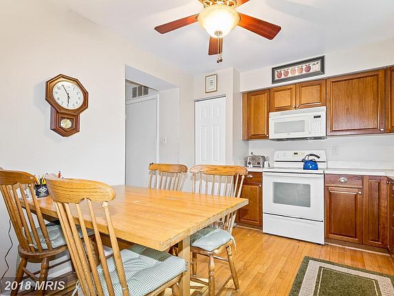 Eat-in Country style kitchen