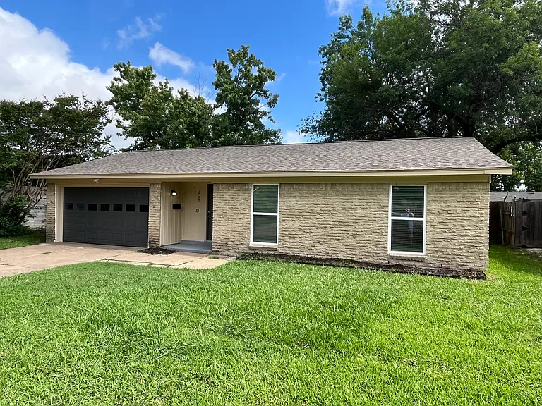 1009 Foxe Basin Dr — Photo 2