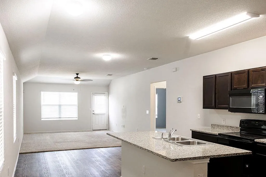 3 bed, 2.0 bath, 1521 sqft, $2,000 — Photo 3