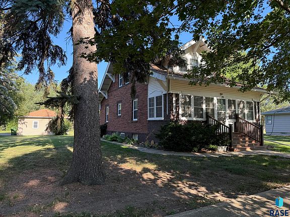 2nd image of 904 S Cherry St