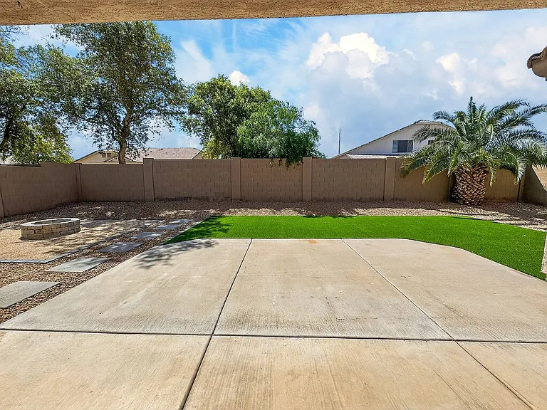 2421 W Ellis St — Photo 49