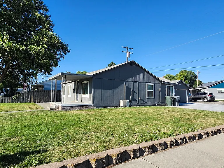 1327 Tunis Ave — Photo 4