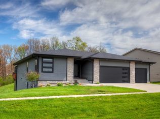 5620 Sunburst Dr, Pleasant Hill, IA 50327