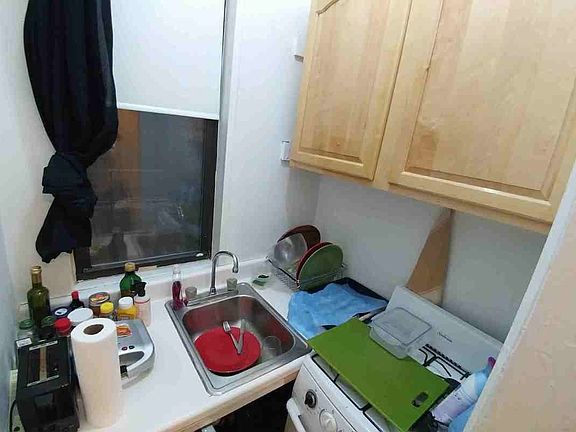 5th image of 240 W 16th St #B2b