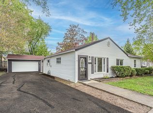 15 Johnathan Rd, Lake Zurich, IL 60047