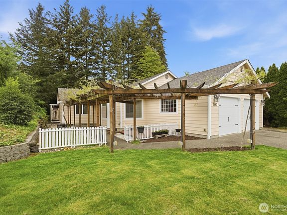 3rd image of 207 N 6th Avenue SW