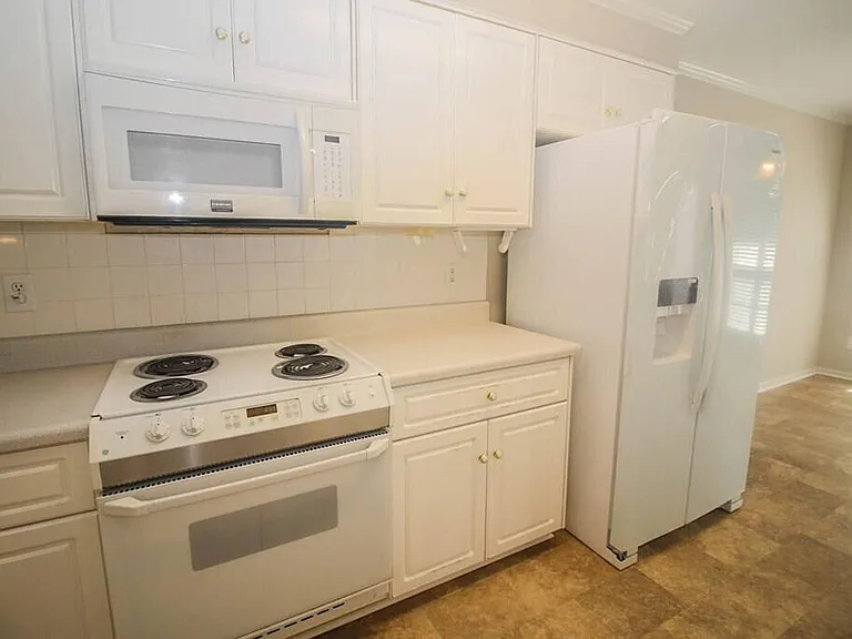 246 Farmington Dr W — Photo 16