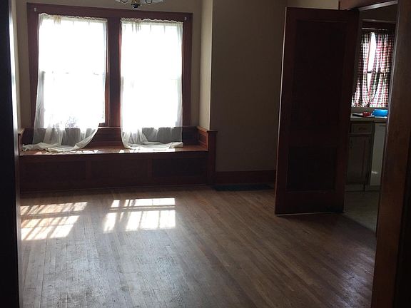 4th image of 114 Oak St