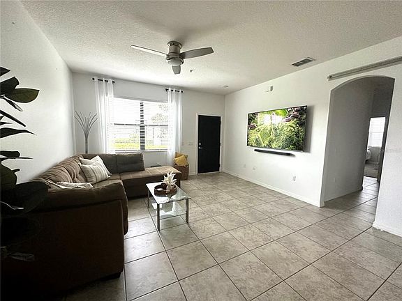 4th image of 2303 Seven Oaks Dr