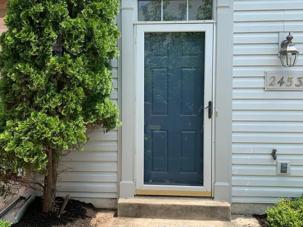 2453 Fox Stream Ln, Herndon, VA 20171