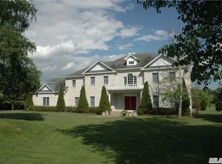 2 Farmers Ln, Saint James, NY 11780