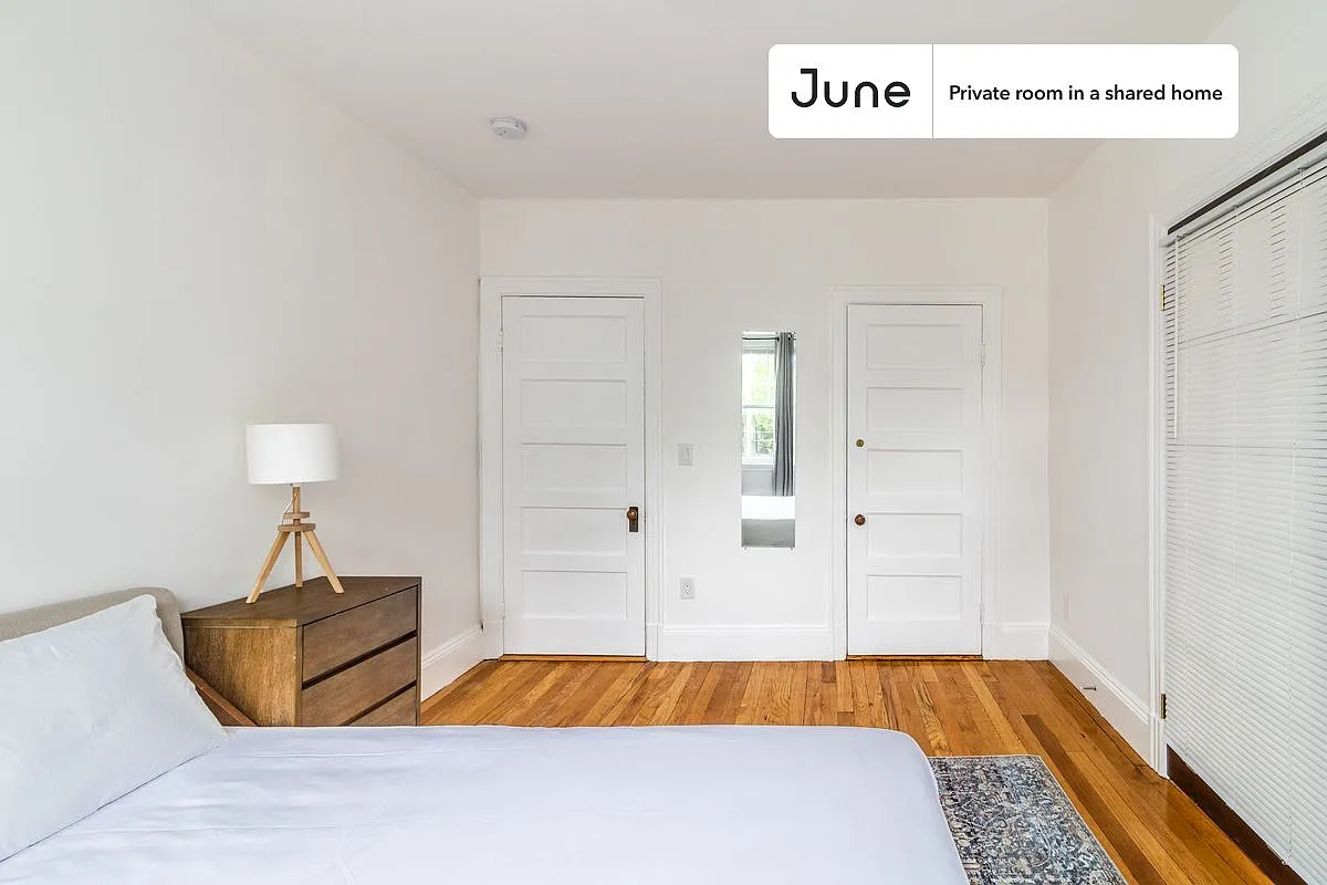 Queen bedroom in 7 bed/2 bath home in Brighton #1263 A — Photo 3