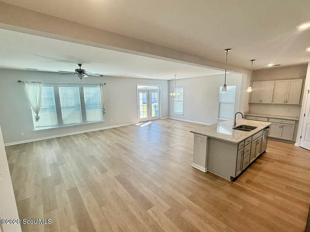 3 bed, 2.5 bath, 2340 sqft, $2,300 — Photo 2