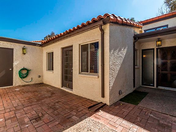 Front Courtyard/Patio