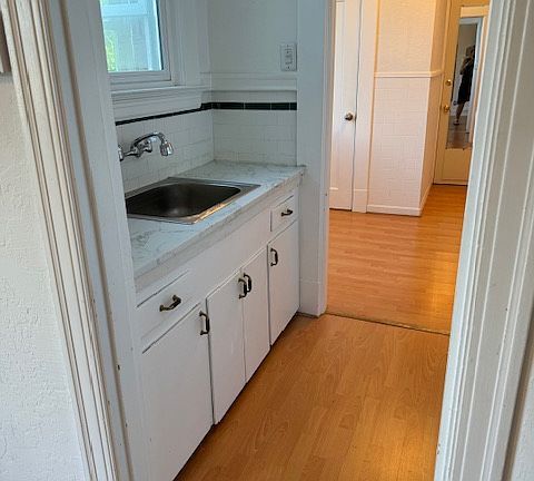 2nd image of 471 30th St APT 4