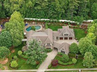 4 Abbott Ln, Bedford, MA 01730