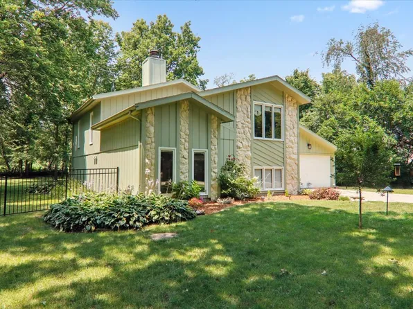 13700 Oak Hill Rd, Bloomington, IL 61705