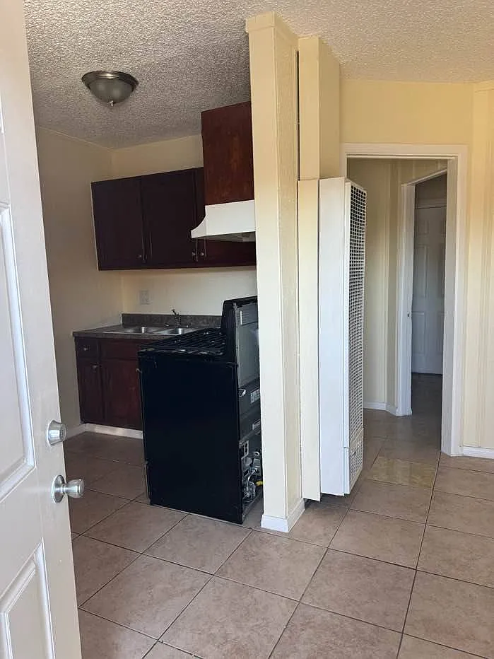 10108 S Figueroa St — Photo 3