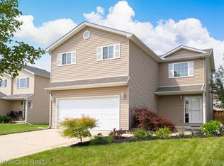 6410 Fountain Park Ct, Waterford, MI 48327