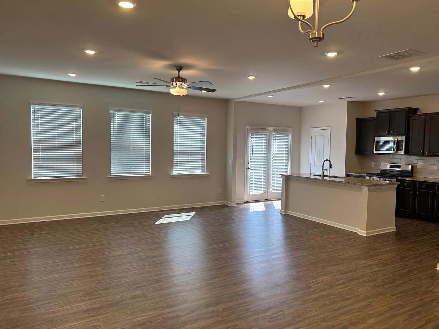4 bed, 2.5 bath, 2100 sqft, $2,095 — Photo 2