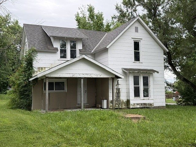 1st image of 404 E 5th St