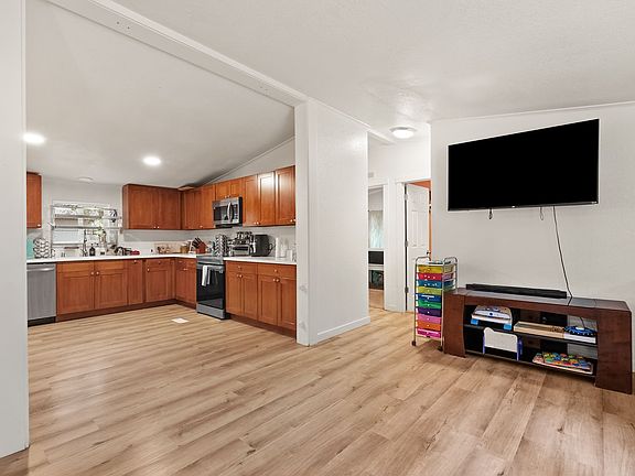 2nd image of 551 E Lakeshore Dr W