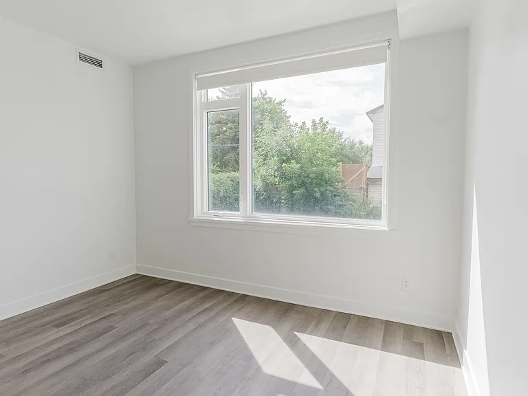 845 Champlain St — Photo 31